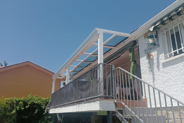 Dos opciones de techos moviles para patios