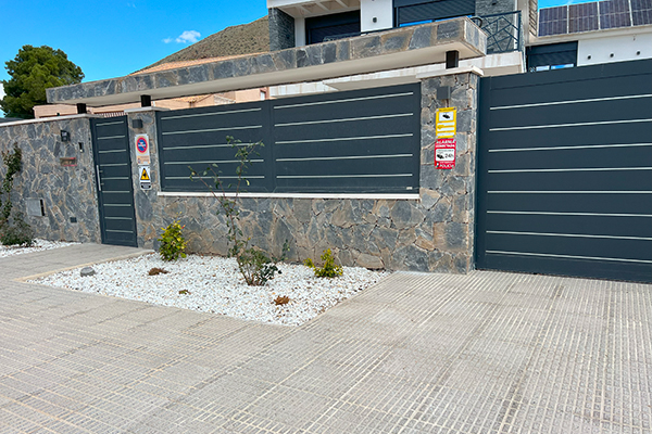 Puerta de aluminio para la entrada