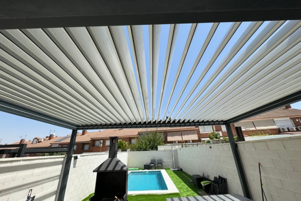 Terraza con una Pérgola Bioclimática